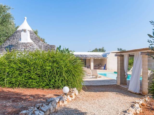 Trullo con casolare e piscina