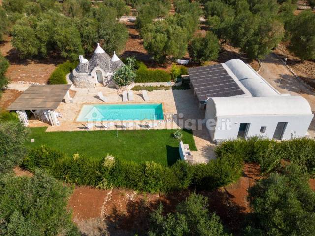 Trullo con casolare e piscina