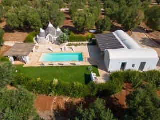 Trullo con casolare e piscina