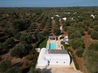 Trullo con casolare e piscina