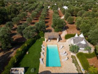 Trullo con casolare e piscina