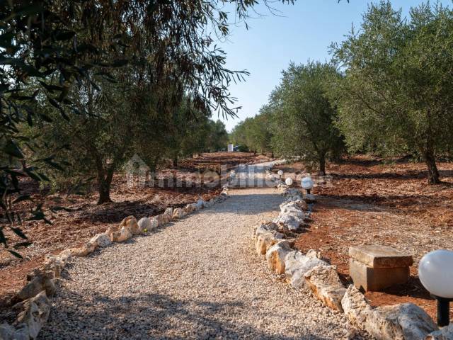 Trullo con casolare e piscina