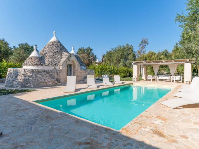 Trullo con casolare e piscina