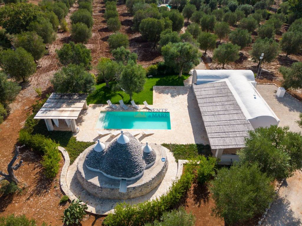 Trullo con casolare e piscina