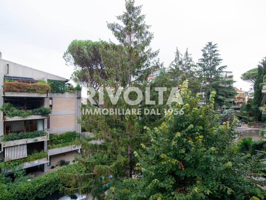 Vendita Appartamento in via dei Colli della Farnesina. Roma. Buono stato,  secondo piano, posto auto, con terrazza, riscaldamento autonomo, rif.  106898549