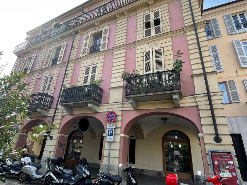 Locale commerciale piazza statuto, centro storico, asti