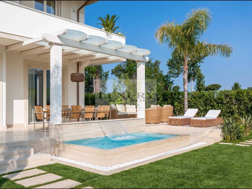 Villa con piscina e giardino