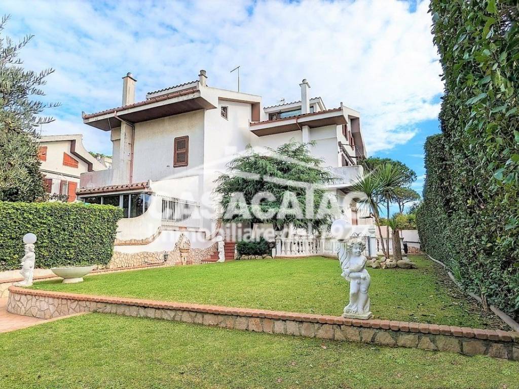 VILLA IN TRIFAMILIARE