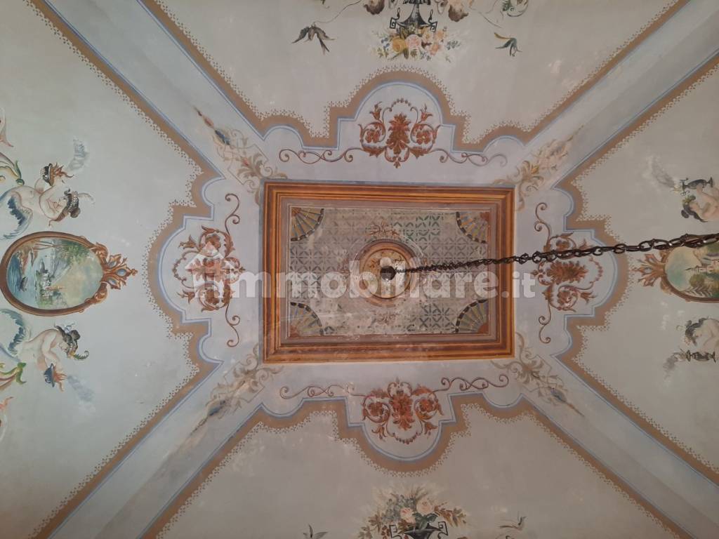 palazzo storico di ampi vani con giardino affreschi e volte a stella vendita gabetti franchising agency ugento (74).jpg