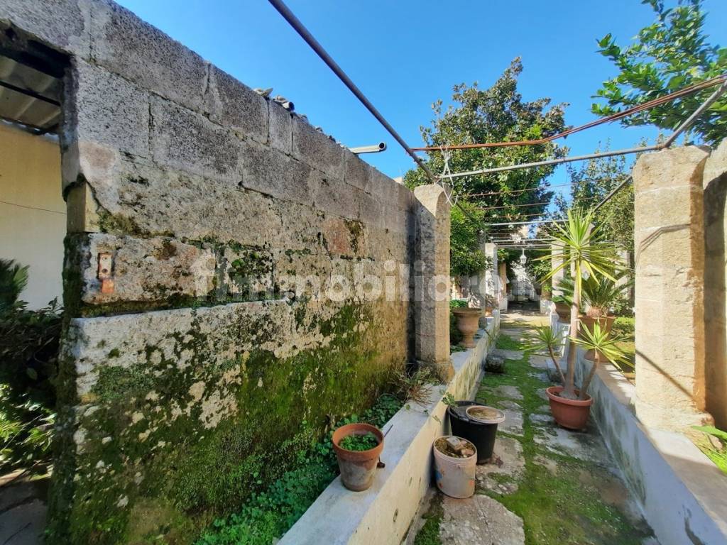 palazzo storico di ampi vani con giardino affreschi e volte a stella vendita gabetti franchising agency ugento (33).jpg