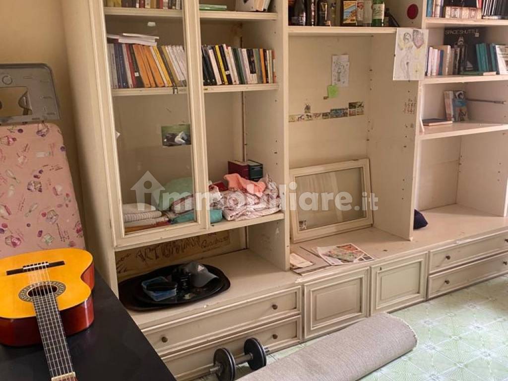 Vendita Appartamento Ladispoli. Trilocale in viale Italia 128. Da  ristrutturare, quarto piano, con balcone, riscaldamento autonomo, rif.  107058009