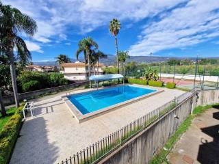 Piscina e campo da tennis