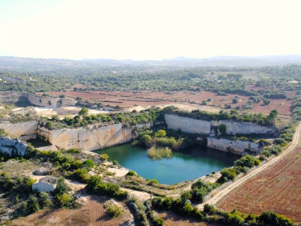 proprieta con piscina naturale a noto 02