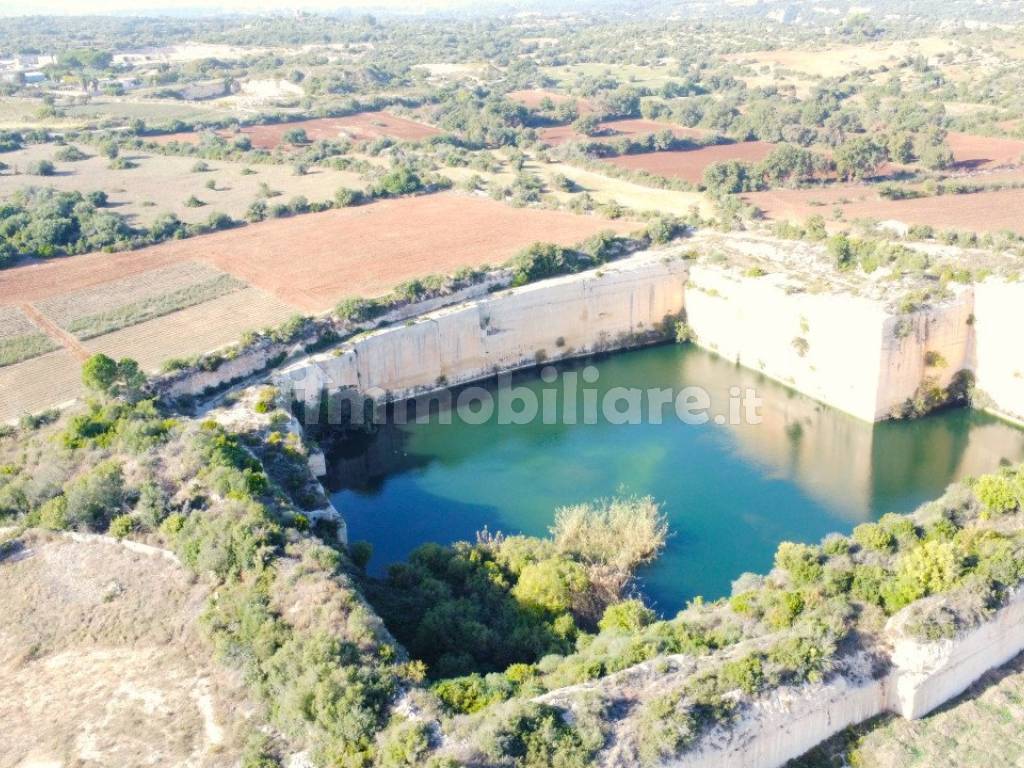 proprieta con piscina naturale a noto 01