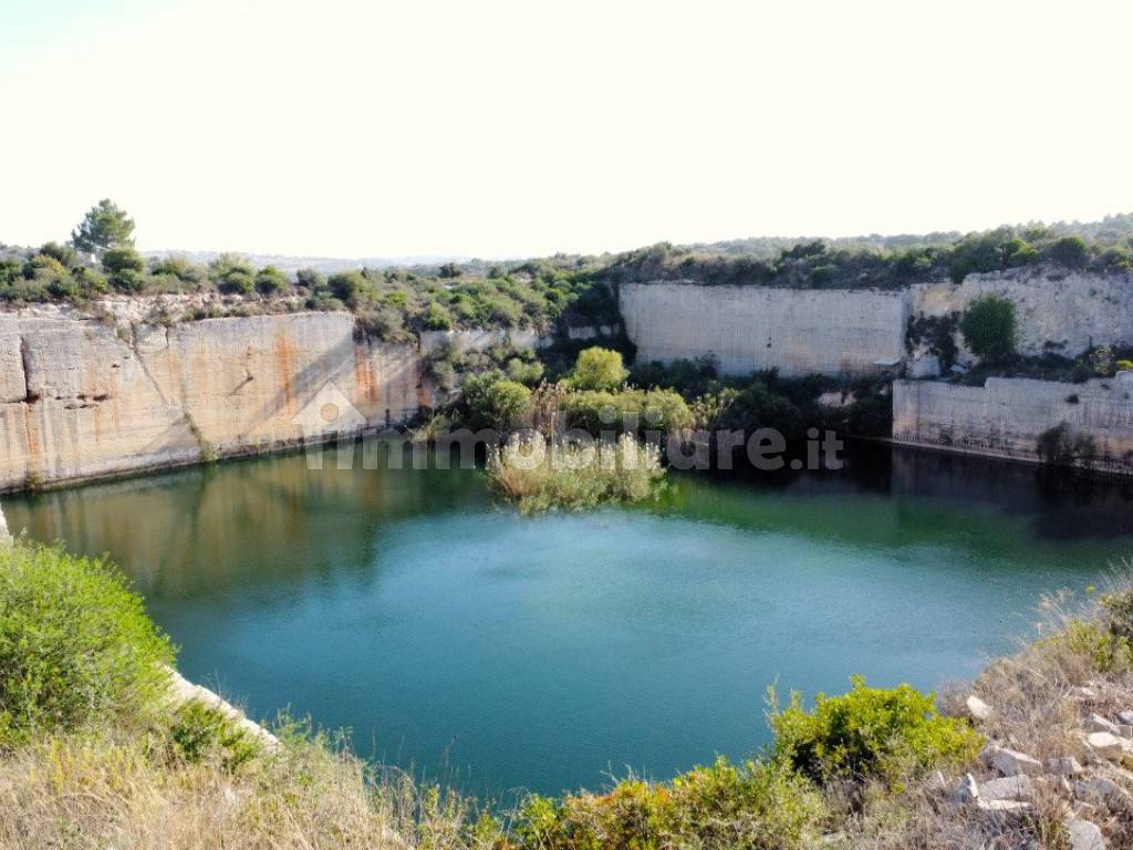 proprieta con piscina naturale a noto 05