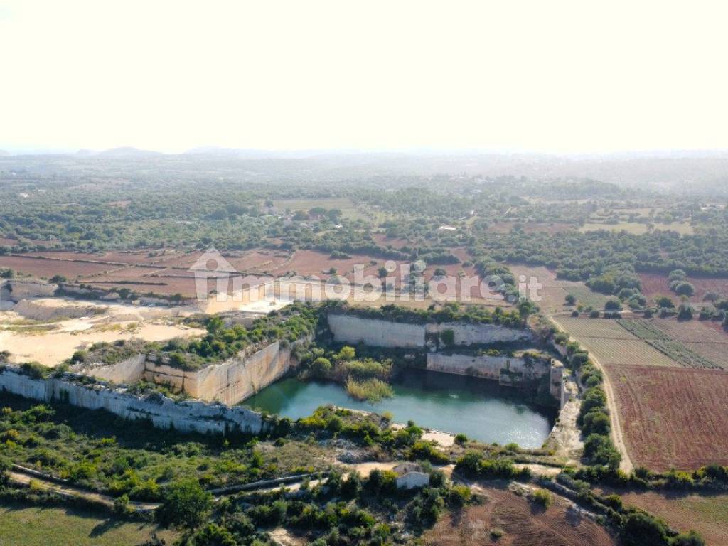 proprieta con piscina naturale a noto 07