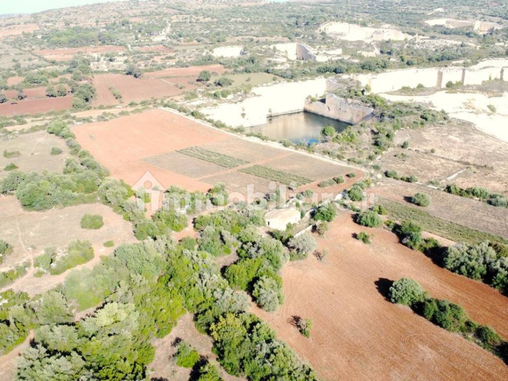 proprieta con piscina naturale a noto 10