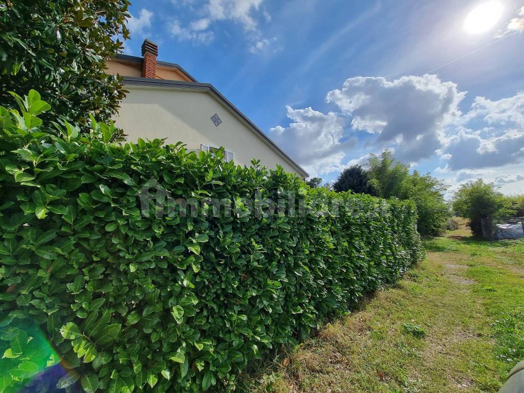 busnago vendesi villetta con giardino