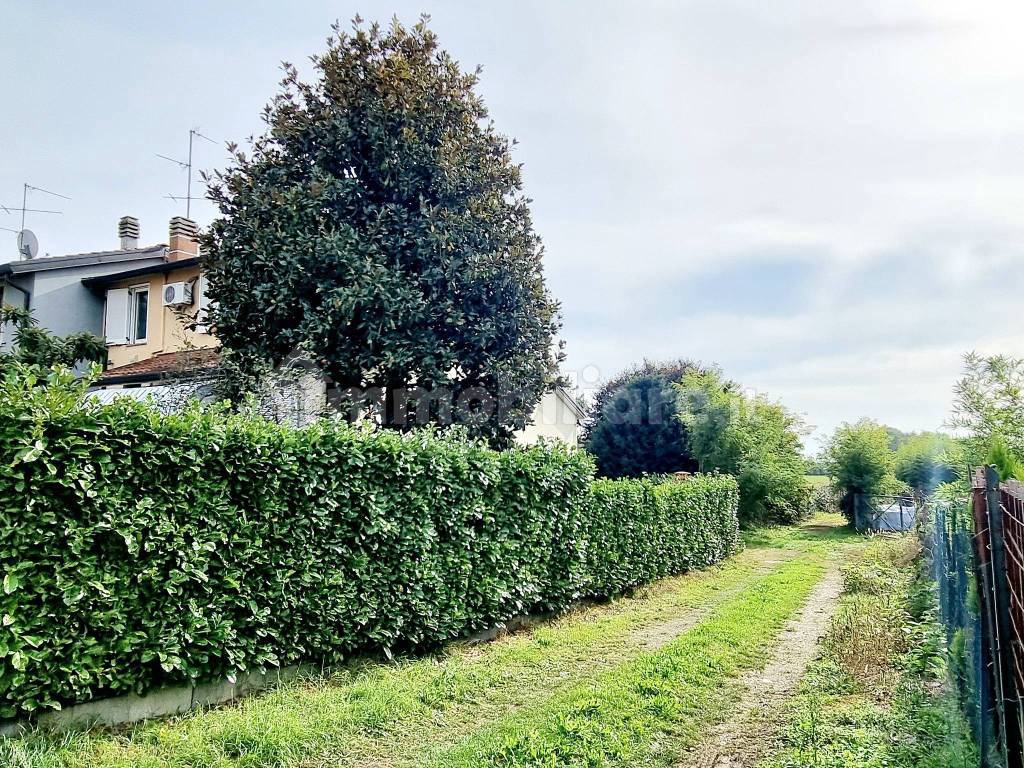 busnago vendesi villetta con giardino