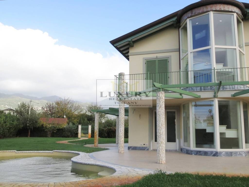 Villa con giardino piscina a Marina di Pietrasanta