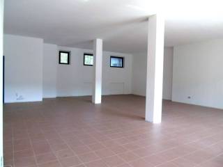 NEGOZIO OPEN SPACE A MONTEVIALE