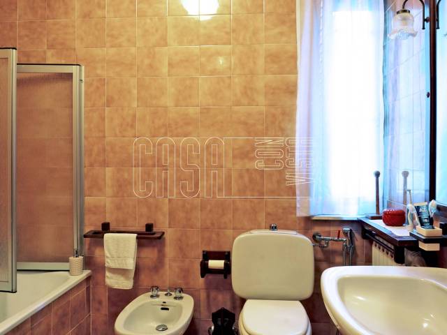 Bagno finestrato con vasca