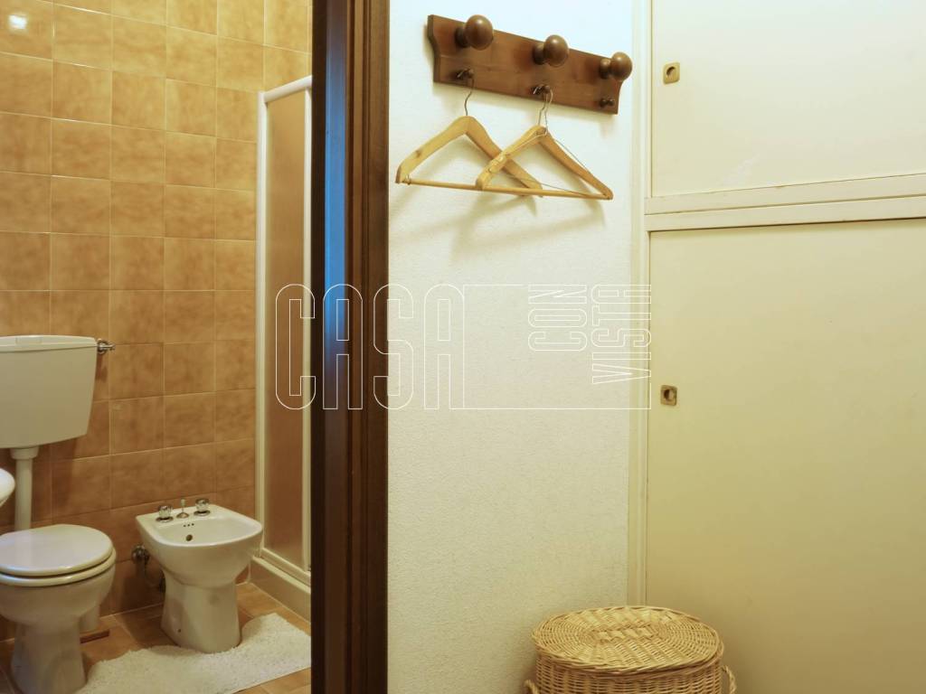 Bagno finestrato con doccia