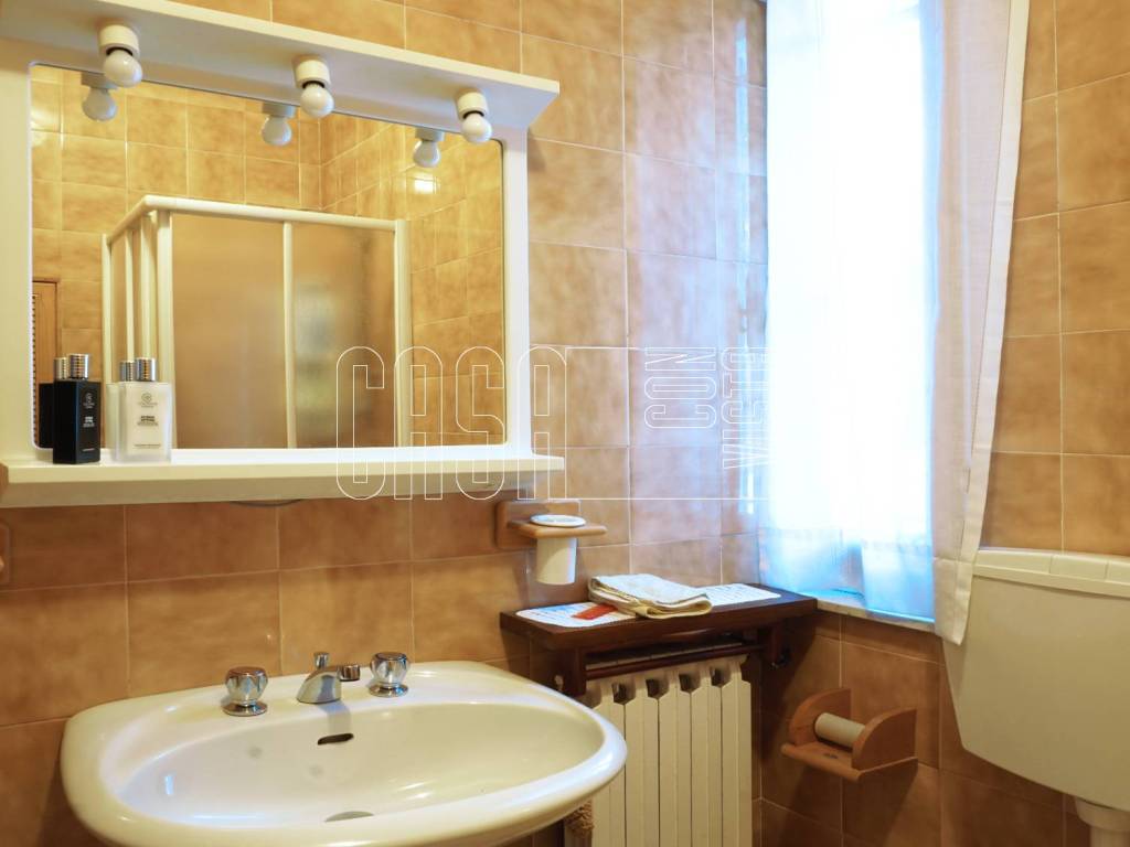 Bagno finestrato con doccia