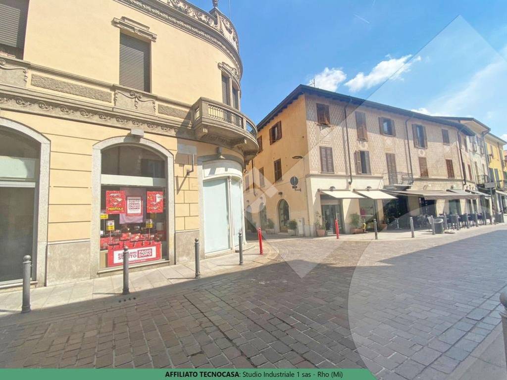 Locale commerciale via Madonna, Rho, Rif. 107130441 - Immobiliare.it