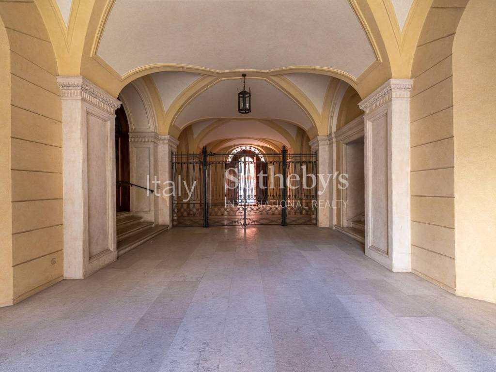 Ingresso palazzo dalla corte interna