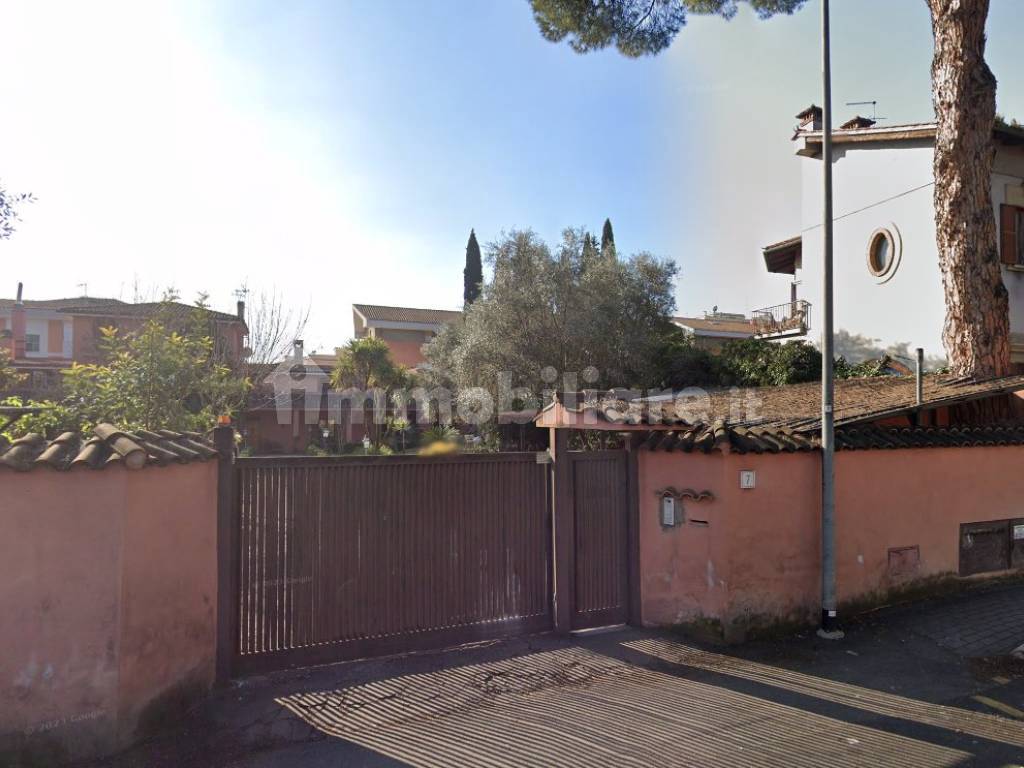 Vendita Appartamento in via al Quarto Miglio 7. Roma. Buono stato, piano terra, con balcone Vendita Appartamento in via al Quarto Miglio 7. Roma. Buono stato, piano terra, con balcone