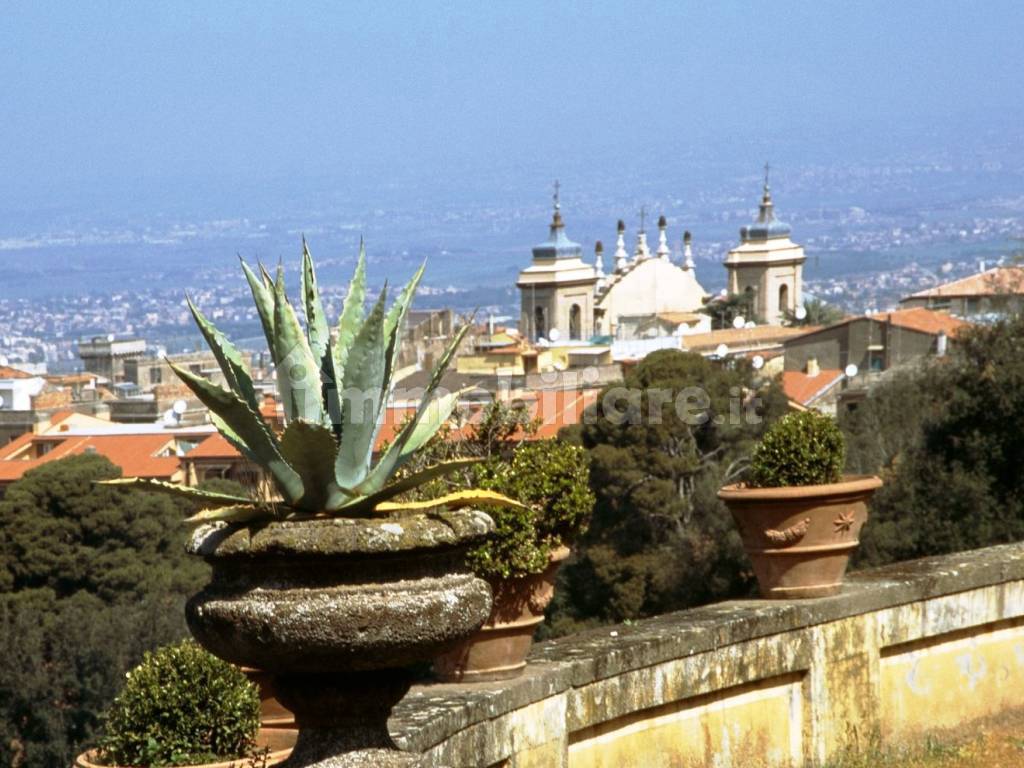 Frascati adiacente centro, locale commerciale 270m