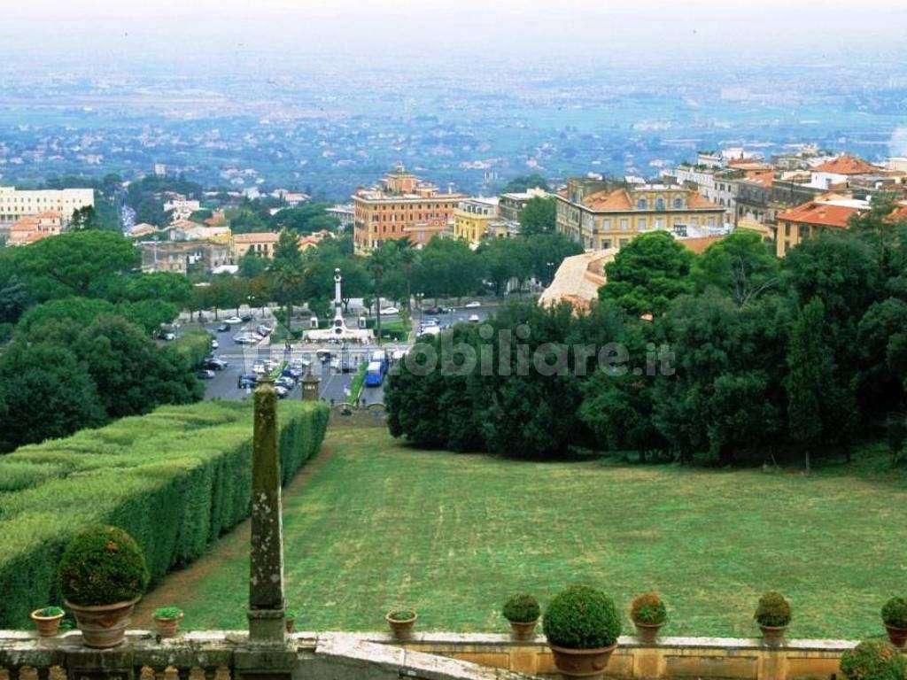 Frascati adiacente centro, locale commerciale 270m