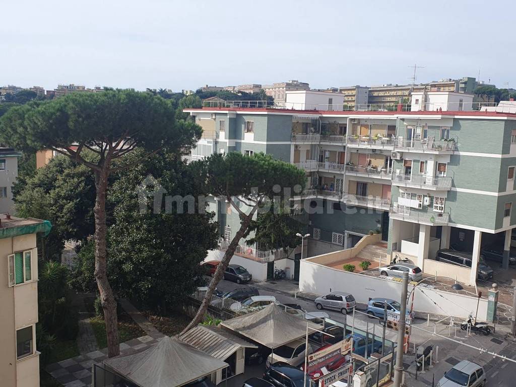Affitto Appartamento Napoli. Bilocale in viale Colli Aminei. Buono stato,  terzo piano, con balcone, rif. 107187297