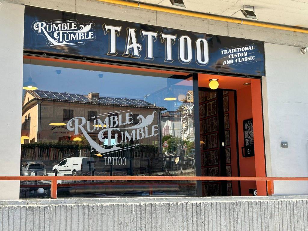 Stampa artistica con maschera Hannya rossa: tatuaggio giapponese con fiore di ciliegio Irezumi - Italia