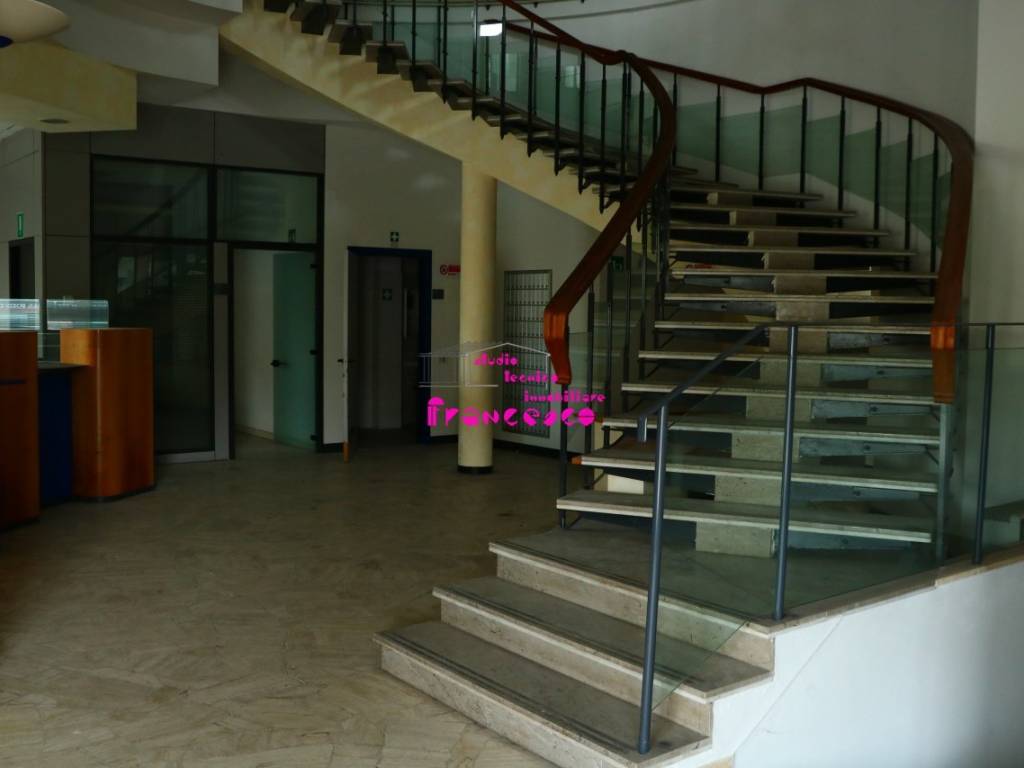 Veduta della bellissima scala di collegamento con il piano primo