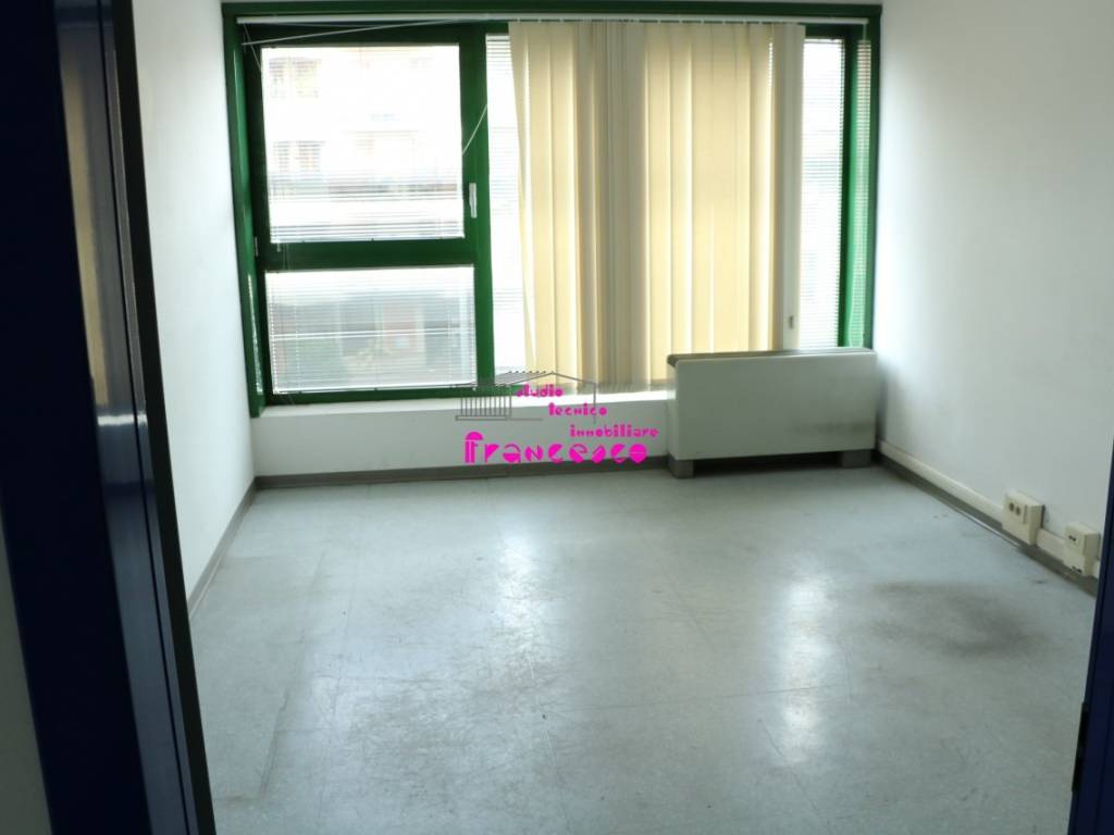 Stanza ad uso ufficio al primo piano