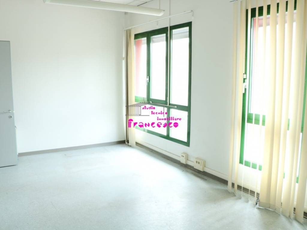 Altra stanza ad uso ufficio al primo piano