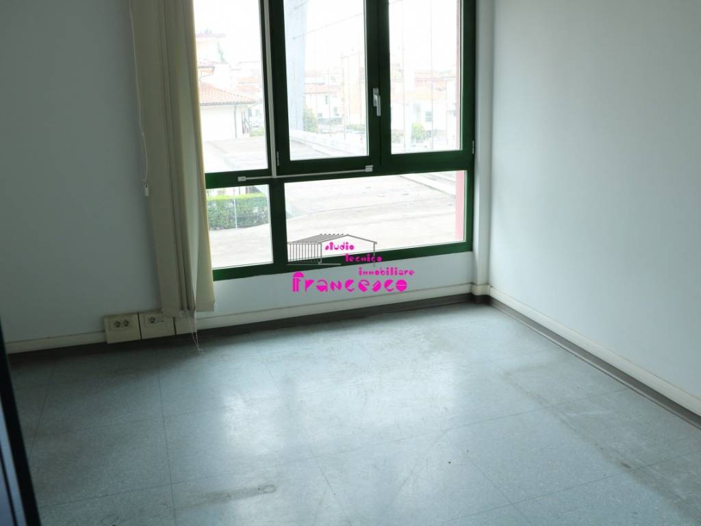 Altra stanza uso ufficio al primo piano