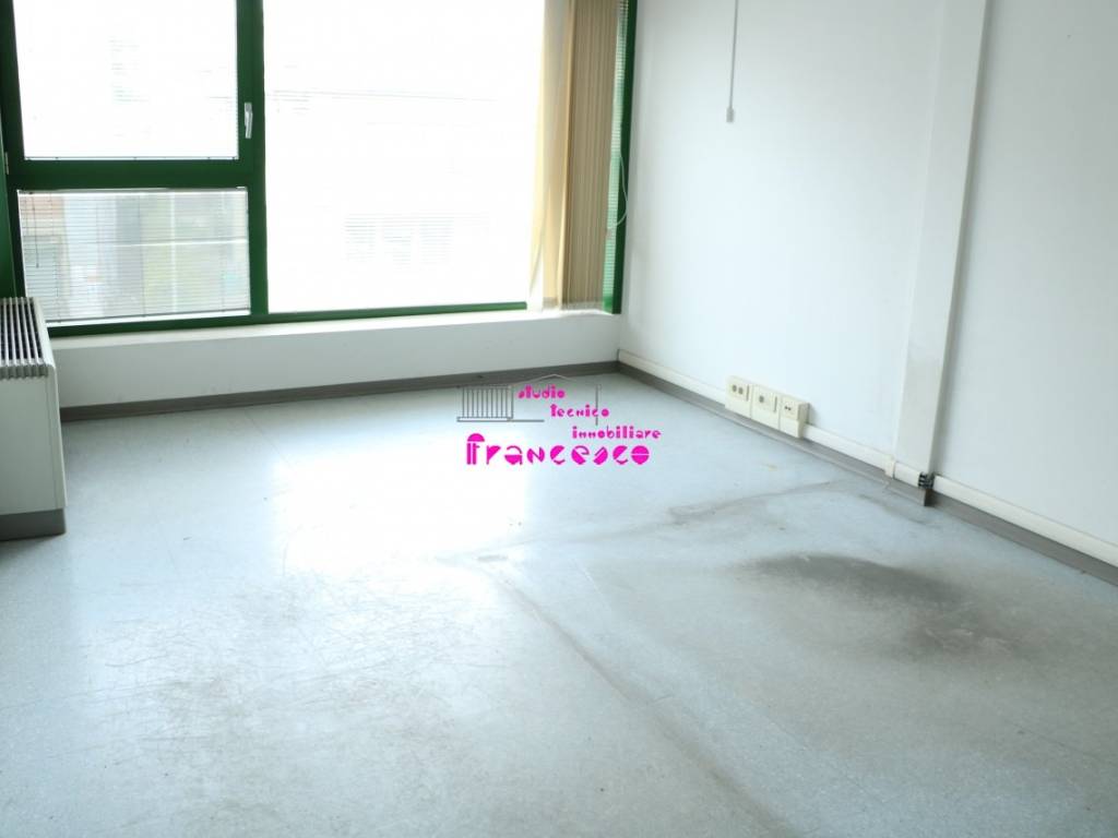 Stanza uso ufficio al primo piano