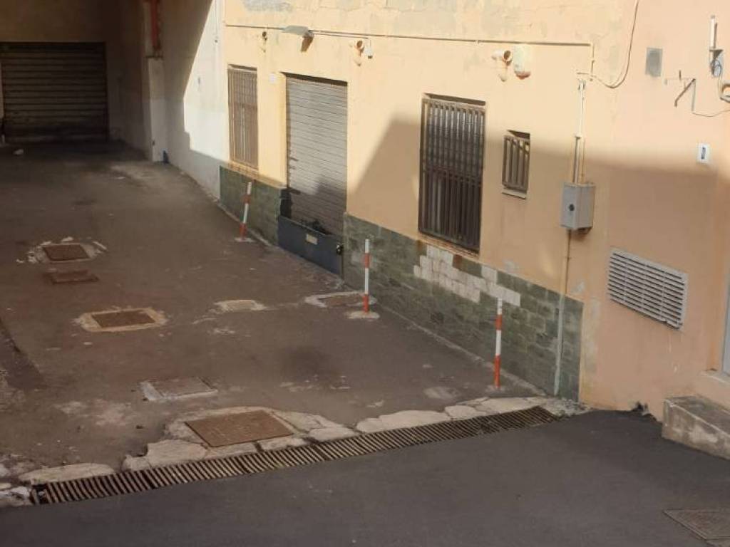 Capannone viale delle medaglie d'oro, ferrarotto - acquedotto greco, catania