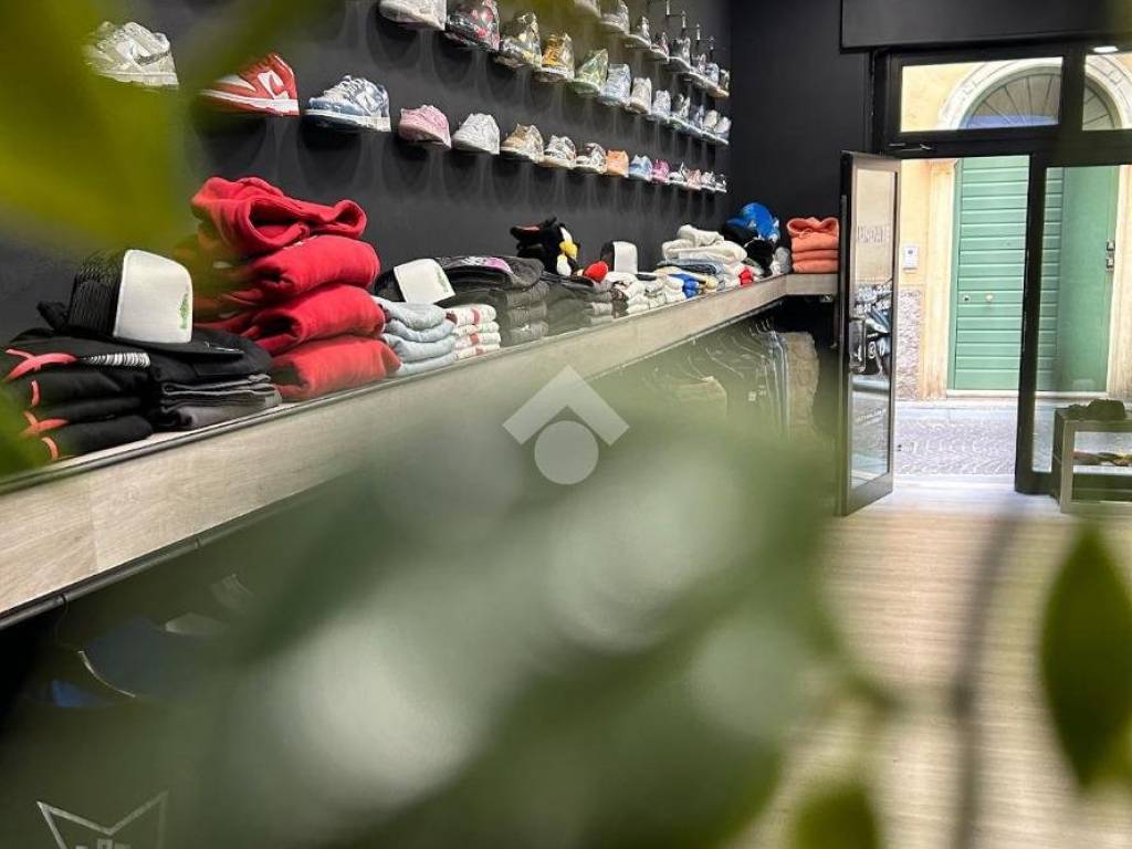 Locale con laboratorio Vicoletto Scala 7, Verona, Rif. 107279315 -  Immobiliare.it