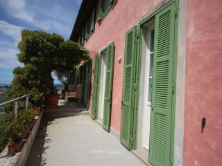 balconata fronte villa