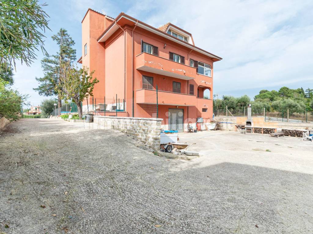 VILLA UNIFAMILIARE SUDDIVISA IN TRE UNITA' ABITATI