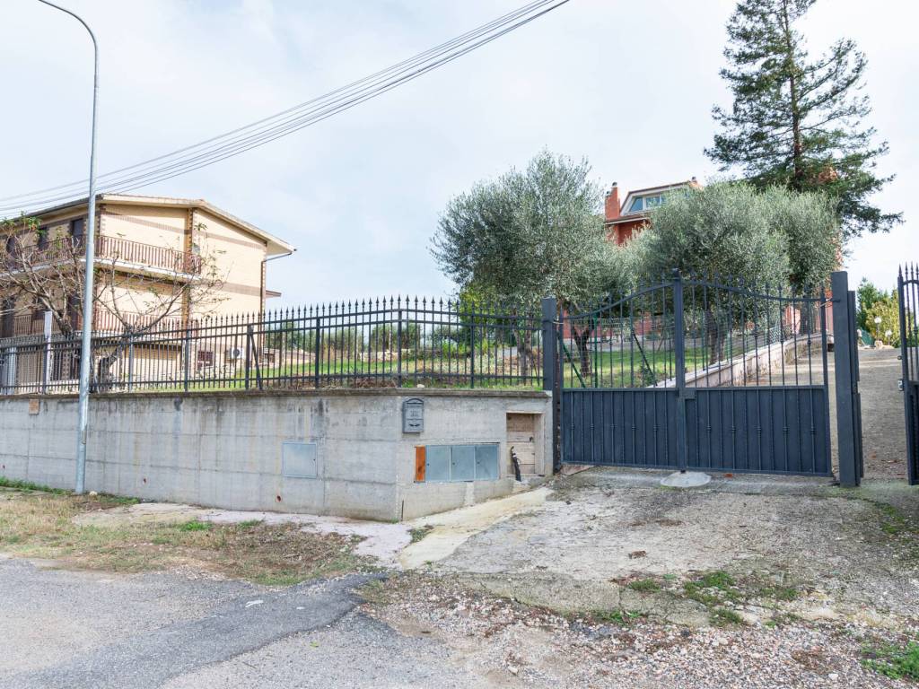 VILLA UNIFAMILIARE SUDDIVISA IN TRE UNITA' ABITATI