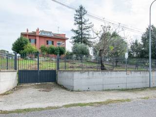 VILLA UNIFAMILIARE SUDDIVISA IN TRE UNITA' ABITATI