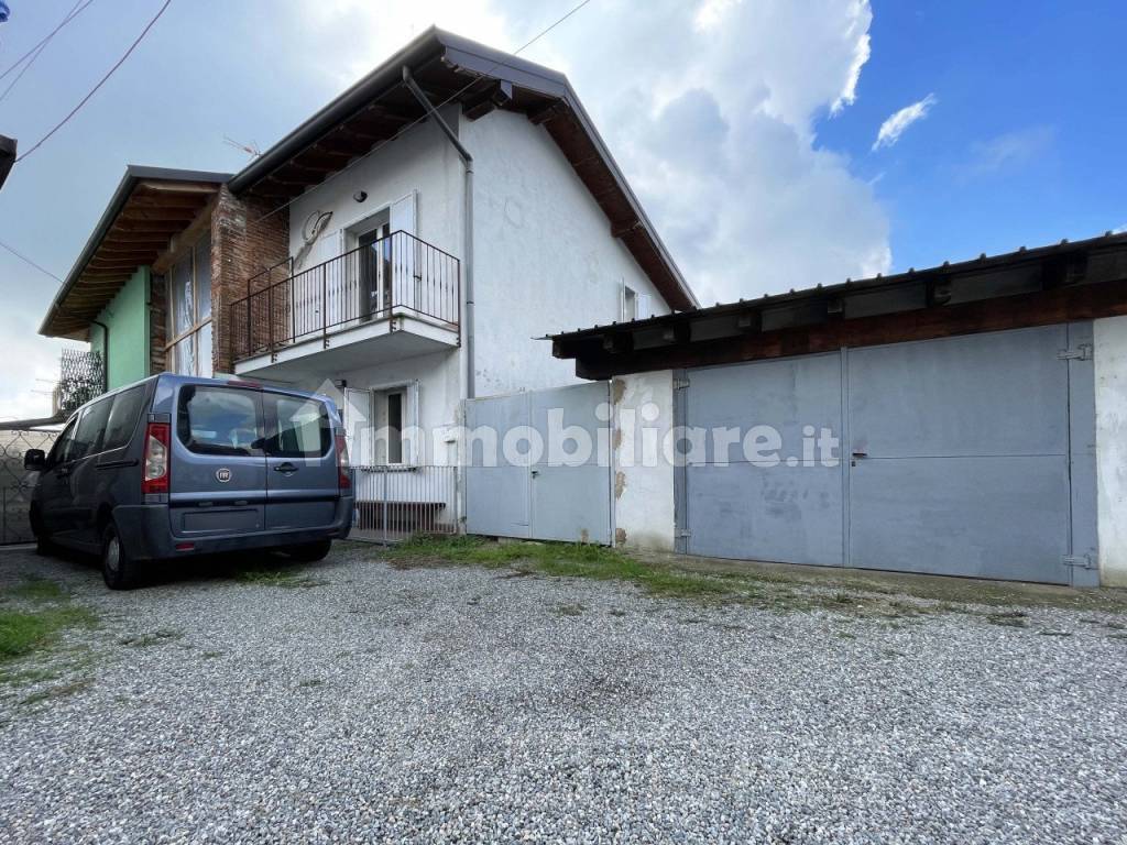 casa vendita fontaneto cortile