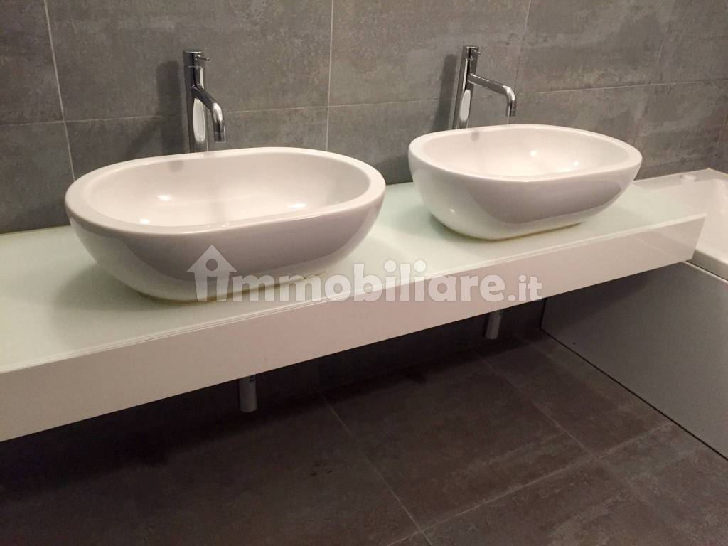 Bagno con doppio lavabo