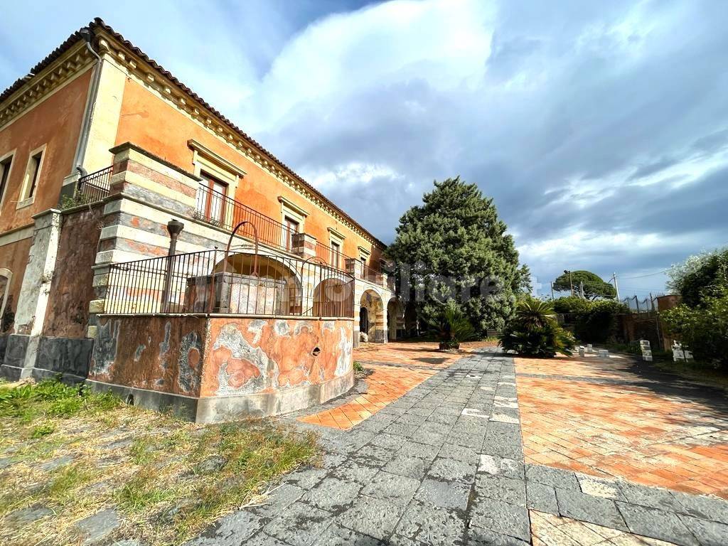 Palazzo - Edificio in vendita a Mascalucia
