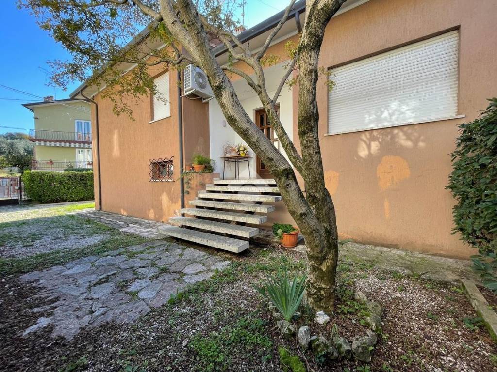 Vendita Villa bifamiliare in via Belvedere Bassano del Grappa. Buono